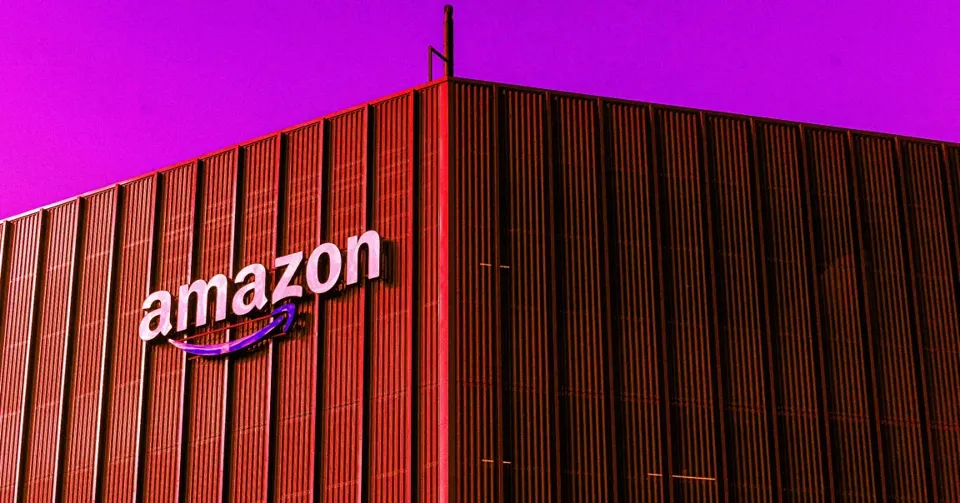 一张经过调色处理的亚马逊物流（Amazon Logistics）在安特卫普的照片。