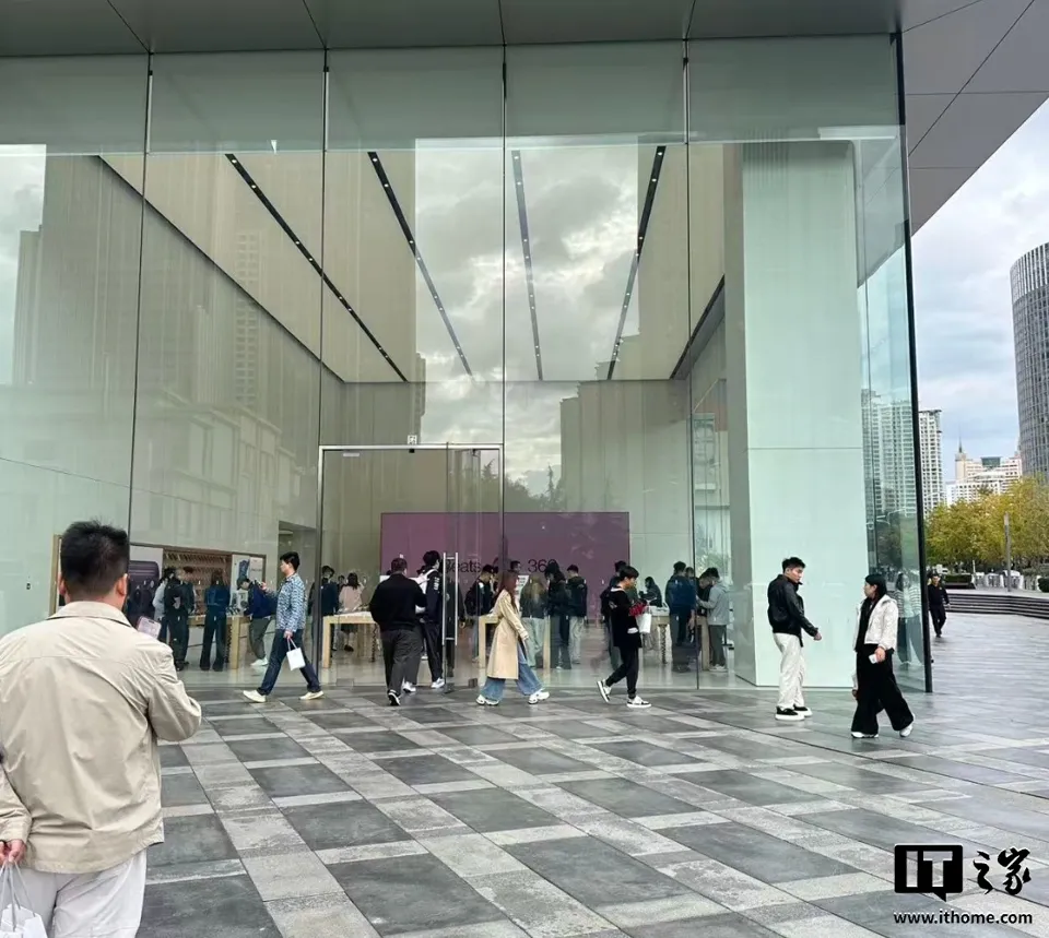IT早报 1024：月之暗面发布 Kimi K3.1 Pro；诋毁嘲讽尊界 S800 自媒体博主向尊界道歉；华为 Pura90 Plus 开启预订；iPhone Duo 内屏膜撕下秒变亮面屏...