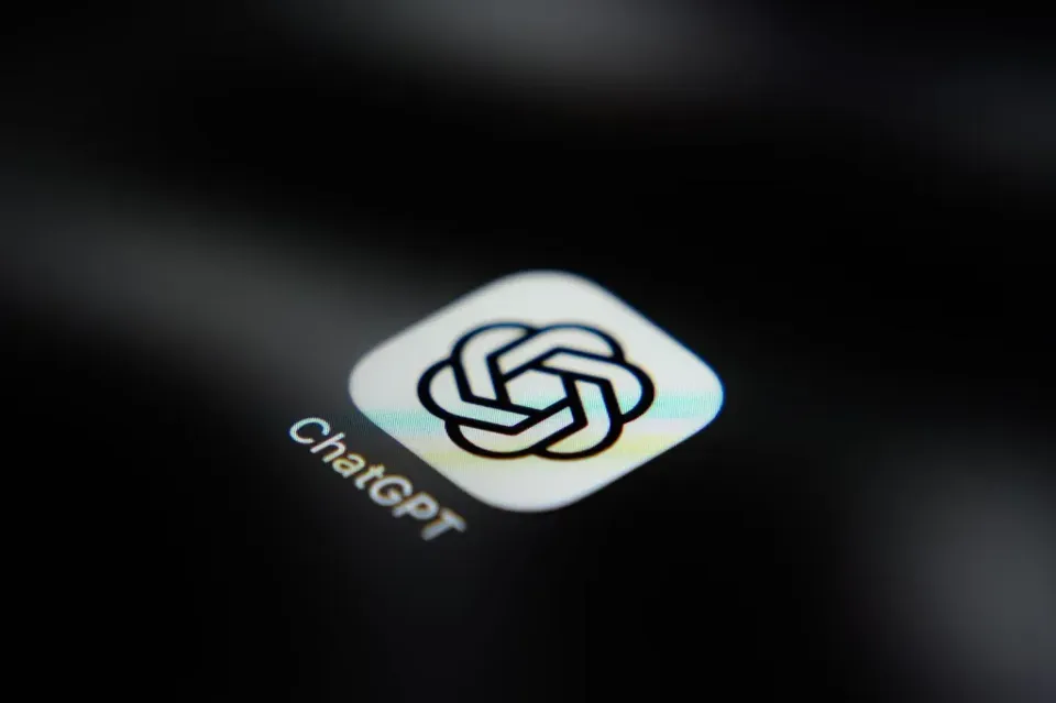 ChatGPT 应用图标显示在智能手机屏幕上。