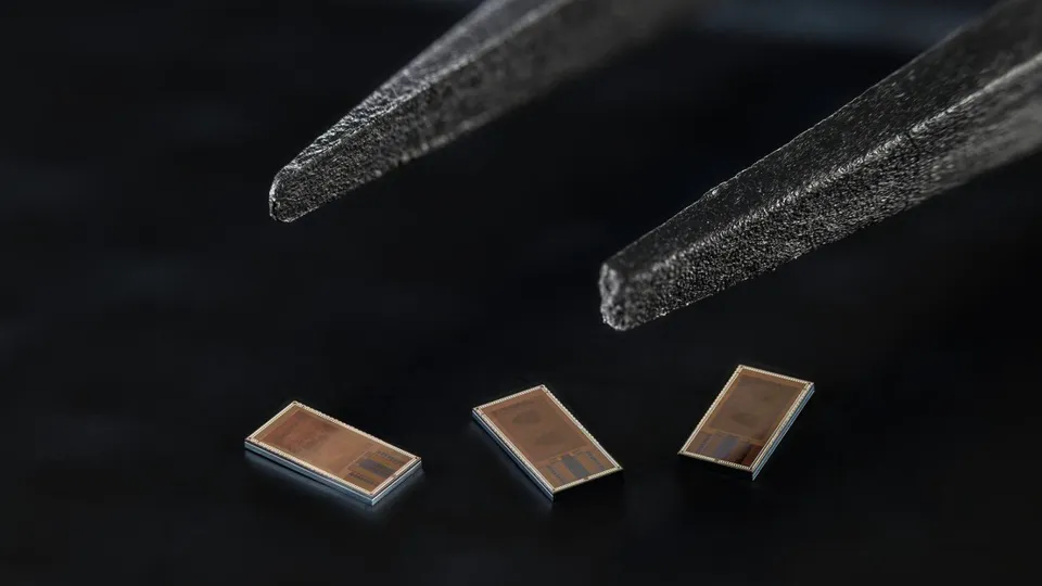 LogSync chips, measuring approximately 4x2 mm. 2026 EPFL / Lundi13 - CC-BY-SA 4.0